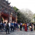 Khách đến Việt Nam dịp Tết có nhiều biến động Khách tham quan Hoàng cung Huế dịp Tết Nguyên đán. Ảnh: Khải Tuấn.