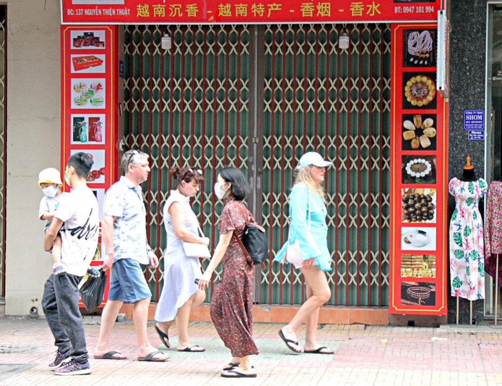 Khách Trung Quốc vắng bóng ở Nha Trang, nhiều cửa hàng đìu hiu  - ảnh 4