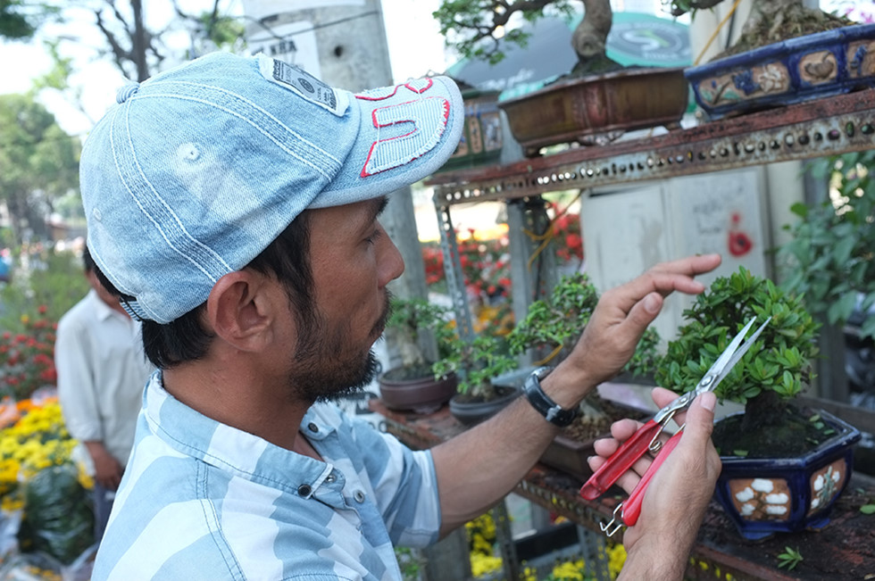Người Sài Gòn đi chợ hoa Bến Bình Đông 2020: Hoa tươi, người bán “héo” - ảnh 8