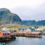 Ngôi làng có tên ngắn nhất thế giới Làng Å có khoảng 150 cư dân sinh sống này tọa lạc trên mũi nam của quần đảo Lofoten, thuộc quận Nordland, phía bắc Na Uy. Ảnh: Someform.