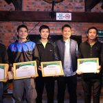 Công ty du lịch thưởng tiền cho nhân viên bỏ thuốc lá Ông Nguyễn Châu Á (thứ ba từ phải) muốn du khách tận hưởng trọn vẹn sự trong lành khi tham gia các tour thám hiểm. Ảnh: Quang Hà