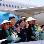 Sân bay Phù Cát đón những vị khách quốc tế đầu tiên năm 2020 Tặng nón lá Bình Định cho khách Hàn Quốc /// Tâm Ngọc