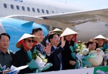 Sân bay Phù Cát đón những vị khách quốc tế đầu tiên năm 2020 Tặng nón lá Bình Định cho khách Hàn Quốc /// Tâm Ngọc