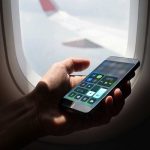Chế độ máy bay điện thoại giúp ích gì? Hành khách được phép sử dụng các thiết bị điện tử, bao gồm cả điện thoại di động và máy tính bảng trong suốt chuyến bay, miễn đảm bảo thiết bị của mình đã được đặt ở chế độ airplane mode.