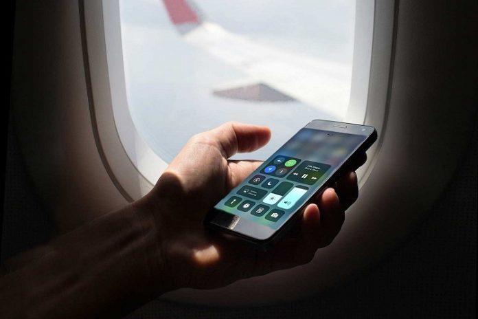 Hành khách được phép sử dụng các thiết bị điện tử, bao gồm cả điện thoại di động và máy tính bảng trong suốt chuyến bay, miễn đảm bảo thiết bị của mình đã được đặt ở chế độ airplane mode. 