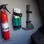 Vì sao phi công cất rìu trong buồng lái? Một số đồ được trang bị trên máy bay. Ảnh: Life Support International.