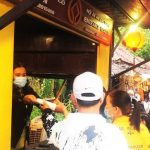 Hội An phát miễn phí khẩu trang cho du khách Nhân viên bán bán vé phát khẩu trang cho du khách. Ảnh: S.T.