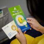 Bamboo Airways tặng hành khách chuột vàng Trước đó, trên những chuyến bay đầu năm mới Canh Tý, Bamboo Airways đã dành tặng gần 1.000 món quà lì xì may mắn cho hành khách là voucher vé máy bay ưu đãi đi kèm với những lời chúc tân niên vui vẻ.