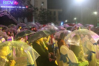 Hàng vạn người và du khách vẫn đội mưa đón giao thừa Tết Dương lịch 2020 - ảnh 6