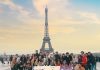 Công ty Tugo đưa nhân viên du lịch Pháp Nhân viên công ty chụp ảnh kỷ niệm tại tháp Eiffel. Ảnh: Tugo.