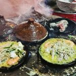 Bánh xèo ăn trong tô Một bếp có 6-9 khuôn, được nung nóng bằng than củi bên dưới.