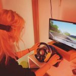 Bảo tàng say xỉn đầu tiên trên thế giới Khách tham quan chơi lái xe qua lăng kính của người say xỉn. Ảnh: Museum of Hangovers.