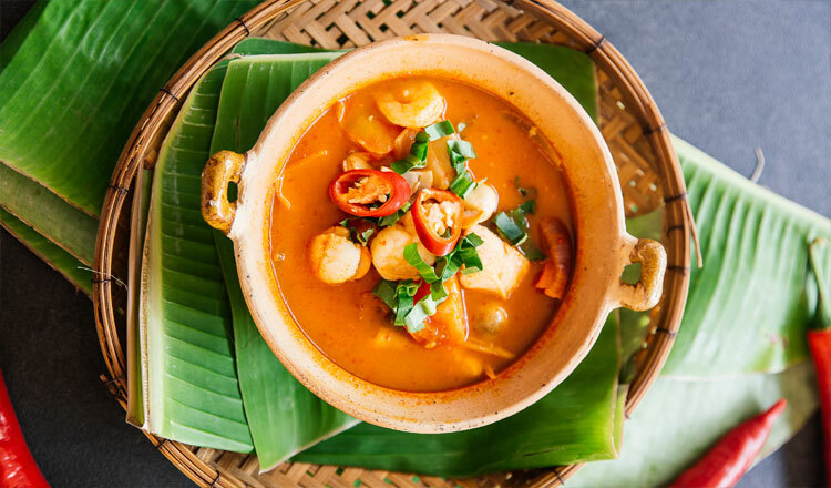 Campuchia: Cà ri Món ăn không thể thiếu trong ngày Tết Chol Chnam Thmay của người Campuchia là cà ri. Theo phong tục, vào dịp Tết cổ truyền, mỗi gia đình Campuchia sẽ có ít nhất một người mang thức ăn lên chùa nhờ các nhà sư làm lễ cúng dâng lên tổ tiên. Sau đó, cả nhà quây quần bên nhau thưởng thức cà ri cay nồng đặc trưng. Ảnh: Khmertimeskh.