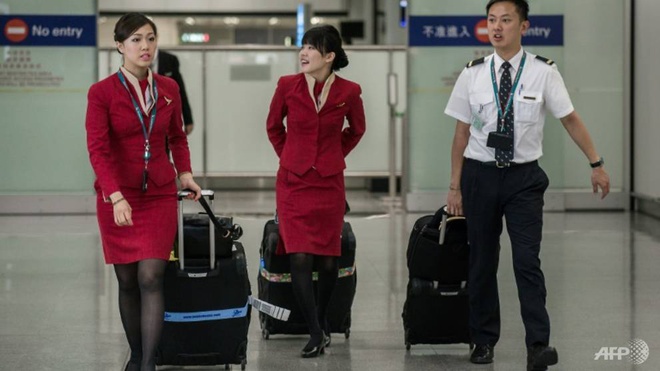 Virus la lay lan, tiep vien Cathay doi deo khau trang moi chuyen bay hinh anh 1 cathay_pacific_s_female_flight_attendants_have_won_the_right_to_wear_trousers_1522331604649_4.jpg