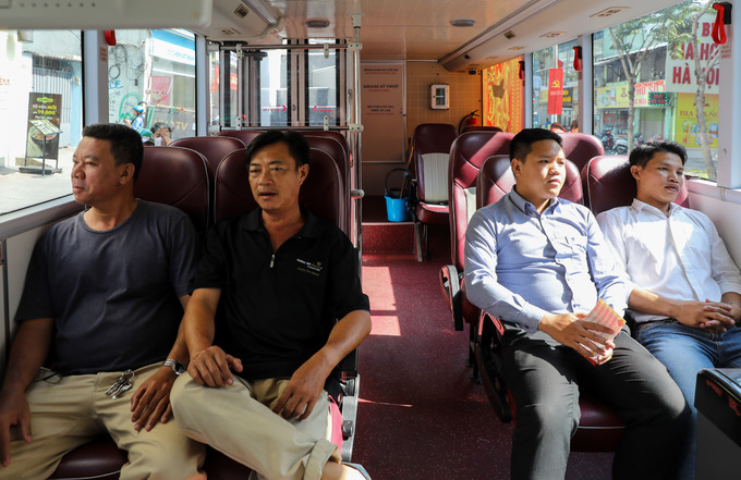 Du khách vi vu Sài Gòn bằng buýt mui trần