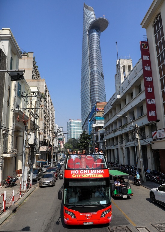 Du khách vi vu Sài Gòn bằng buýt mui trần