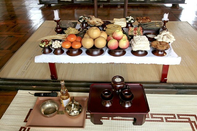 Charye-sang, mâm cúng tổ tiên truyền thống của người Hàn vào dịp Tết thường có nhiều món ăn khác nhau, gồm cả tteokguk. Ảnh: Korean Culture and Information Service (KOCIS)/Flickr.