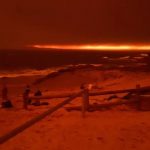 Ác mộng chạy cháy rừng Australia Bầu trời đỏ rực trong đám cháy rừng. Ảnh: Dané le Roux.