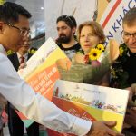 Việt Nam đón khách quốc tế đầu tiên năm 2020 Khách đầu tiên đến TP HCM nhận quà tặng tại lễ đón. Ảnh: Nguyễn Nam.