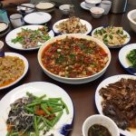 Cú sốc của khách Tây tại Trung Quốc Phượt thủ này khuyên thực khách nên kén ăn một chút vì vài nơi chế biến không đảm bảo vệ sinh, những địa chỉ đông khách và trông sạch sẽ là một lựa chọn đáng tin cậy hơn. Ảnh: Her Quirky Journey.