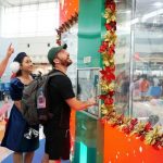 Máy gắp quà trao niềm vui cho khách tại Tân Sơn Nhất Hành khách nước ngoài thích thú với máy gắp quà tại sân bay Tân Sơn Nhất.