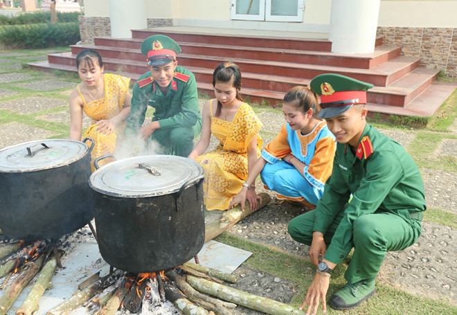 Du khách nước ngoài tham gia gói bánh chưng Tết tặng người nghèo 12