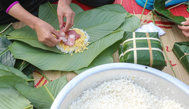 Du khách nước ngoài tham gia gói bánh chưng Tết tặng người nghèo 1