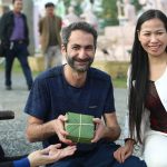 Du khách nước ngoài học gói bánh chưng Tết tặng người nghèo “Đây là lần đầy tiên tôi học gói bánh chưng, và gói được một cái tử tế. Tôi rất hạnh phúc khi đây là chiếc bánh gửi đến những người có hoàn cảnh khó khăn” – Anh Hamlet chia sẻ