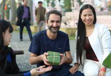 Du khách nước ngoài học gói bánh chưng Tết tặng người nghèo “Đây là lần đầy tiên tôi học gói bánh chưng, và gói được một cái tử tế. Tôi rất hạnh phúc khi đây là chiếc bánh gửi đến những người có hoàn cảnh khó khăn” – Anh Hamlet chia sẻ