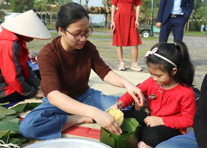 Du khách nước ngoài tham gia gói bánh chưng Tết tặng người nghèo 8