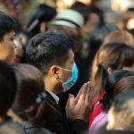 Người dân đi lễ phủ Tây Hồ kín mít khẩu trang giữa thời điểm dịch virus corona Sáng mùng 6 tết, ngày đầu tiên người dân đi làm trở lại sau kì nghỉ Tết Nguyên đán. Nhiều người dân ngoại tỉnh đã tranh thủ đi lễ tại một số ngôi chùa lớn tại Hà Nội. Ghi nhận của PV tại Phủ Tây Hồ, hàng ngàn người dân đã đổ về đây để cầu may mắn cho gia đình. /// Giang Ngọc