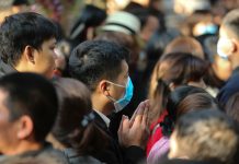 Người dân đi lễ phủ Tây Hồ kín mít khẩu trang giữa thời điểm dịch virus corona Sáng mùng 6 tết, ngày đầu tiên người dân đi làm trở lại sau kì nghỉ Tết Nguyên đán. Nhiều người dân ngoại tỉnh đã tranh thủ đi lễ tại một số ngôi chùa lớn tại Hà Nội. Ghi nhận của PV tại Phủ Tây Hồ, hàng ngàn người dân đã đổ về đây để cầu may mắn cho gia đình. /// Giang Ngọc