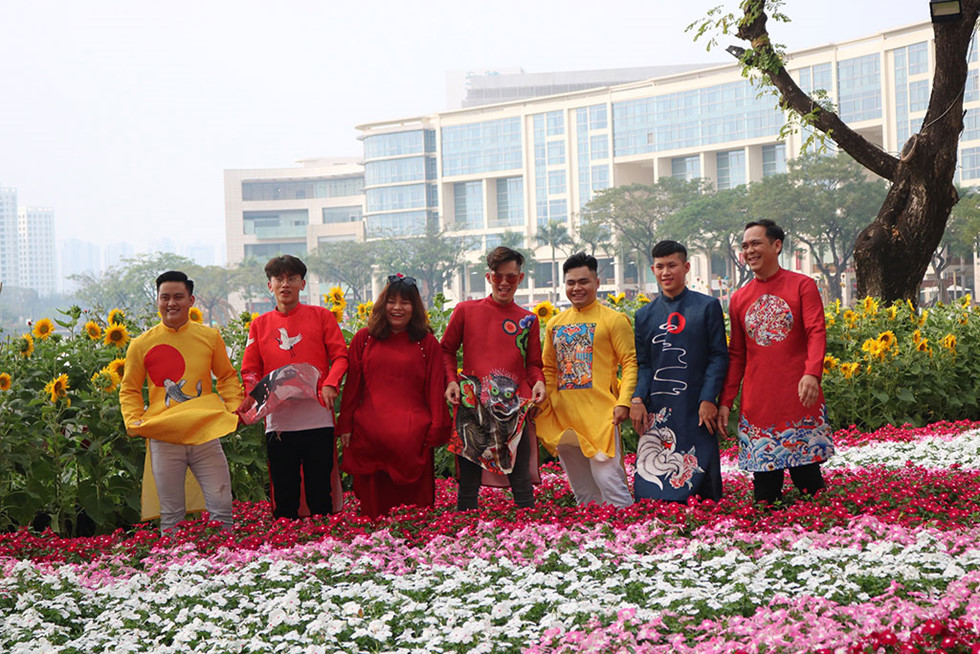 Người Sài Gòn nhẹ nhàng ở đường hoa Phú Mỹ Hưng Tết Canh Tý 2020 - ảnh 11