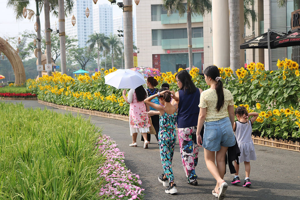 Người Sài Gòn nhẹ nhàng ở đường hoa Phú Mỹ Hưng Tết Canh Tý 2020 - ảnh 1