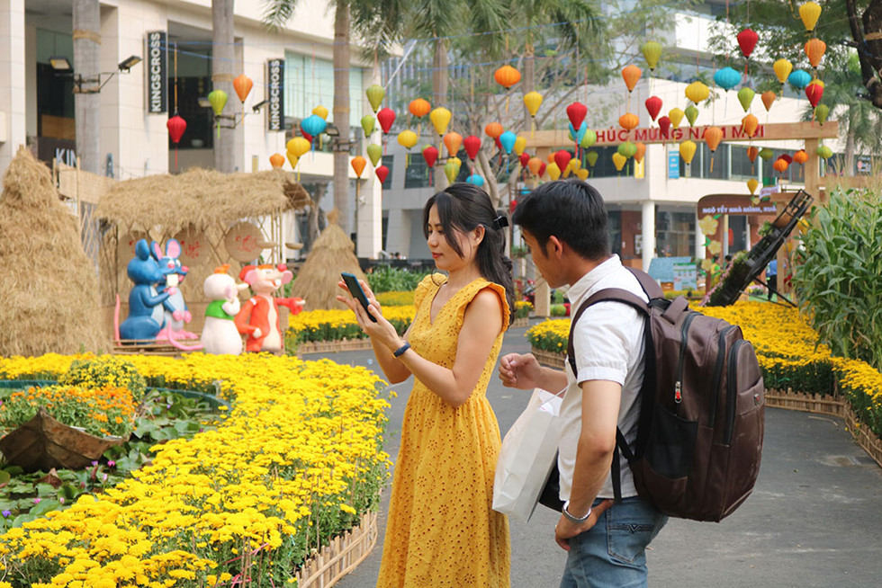 Người Sài Gòn nhẹ nhàng ở đường hoa Phú Mỹ Hưng Tết Canh Tý 2020 - ảnh 6