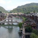 Hoàn tiền cho khách hủy tour đi Trung Quốc Để đảm bảo an toàn về sức khỏe cho du khách, nhiều công ty quyết định hủy tour đi Phượng Hoàng Cổ Trấn và hoàn 100% tiền cho khách hàng, dù phía hàng không vẫn chưa có thông báo hủy, hoãn chuyến bay. Ảnh: Đinh Thuận.