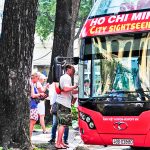 Đằng sau chuyến buýt mui trần quanh TP HCM Du khách có thể lên và xuống xe tại bất cứ điểm dừng nào để tham quan, khám phá và tìm hiểu văn hóa, đời sống của người dân Sài Gòn.
