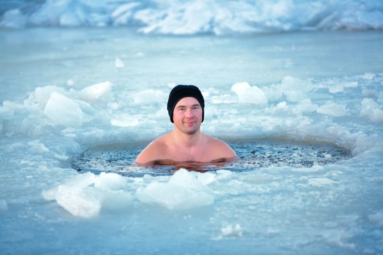 Người đẹp tắm trong hồ nước lạnh âm độ C - 3