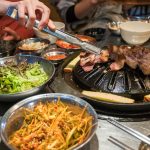 Đi ăn thịt nướng ở Hàn Quốc: Thú vị chuyện chủ quán tặng thêm cho khách Việt Mâm thịt nướng kiểu Hàn Quốc luôn hấp dẫn cả về màu sắc, hương thơm và vị ngon đúng điệu.