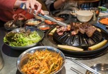 Đi ăn thịt nướng ở Hàn Quốc: Thú vị chuyện chủ quán tặng thêm cho khách Việt Mâm thịt nướng kiểu Hàn Quốc luôn hấp dẫn cả về màu sắc, hương thơm và vị ngon đúng điệu.