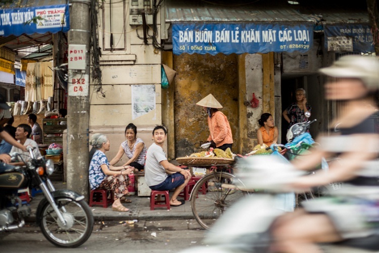 Hàng quán vỉa hè trên phố Đồng Xuân. Ảnh: Annapurna Mellor.