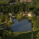 Ngôi làng của Nữ hoàng Pháp cuối cùng Ngôi làng của Nữ hoàng nhìn từ trên cao. Ảnh: Noblesse & Royautés.