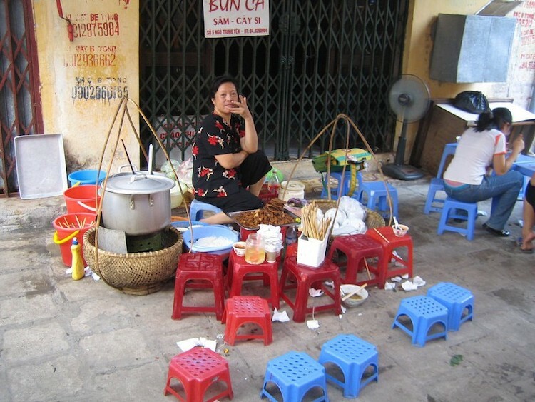 Một gánh bún bán rong tại Hà Nội. Ảnh: Rachel BlackFlickr.