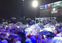 Hàng vạn người và du khách vẫn đội mưa đón giao thừa Tết Dương lịch 2020 Lần đầu tiên Huế tổ chức countdown chào đón năm mới /// Ảnh: D.T.H