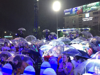 Hàng vạn người và du khách vẫn đội mưa đón giao thừa Tết Dương lịch 2020 - ảnh 5