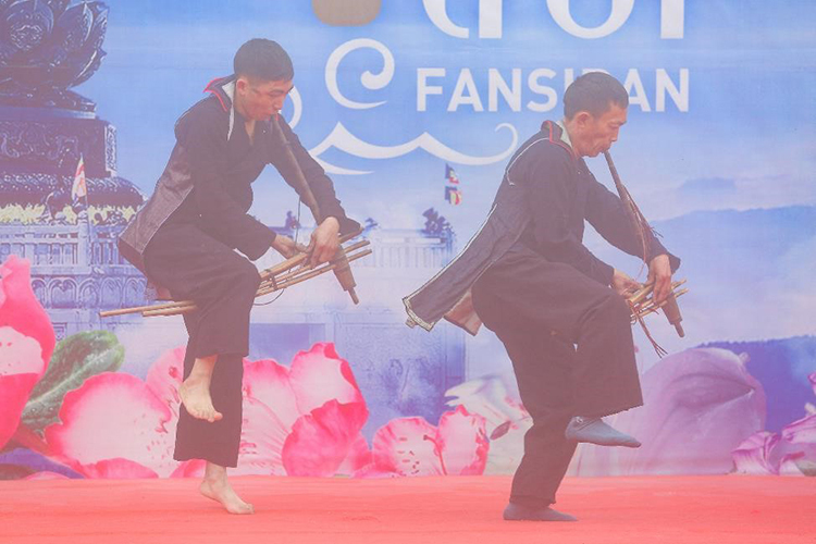 Những nghệ nhân múa khèn tài hoa Sa Pa, Lai Châu, Yên Bái, Hà Giang tụ hội về đây tranh tài trong Lễ hội Khèn hoa Fansipan 2020.
