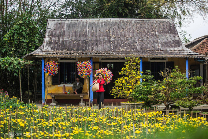 Những cánh hoa giấy sắc màu ở làng Thanh Tiên