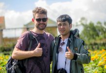 Du khách nô nức chụp ảnh ở vườn hoa hướng dương gần dịp Tết Canh Tý Nhiều du khách đến tham quan, chụp hình lưu niệm tại vườn hoa hướng dương ở Bình Định. /// Ảnh: Minh Lê