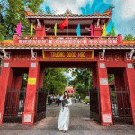 Ngôi trường màu đỏ 124 tuổi Trường chuyên Quốc học Huế xây năm 1896 là một trong những trường trung học phổ thông lâu đời của Việt Nam, sau THPT Lê Quý Đôn (TP HCM, 1874) và THPT Nguyễn Đình Chiểu (Mỹ Tho, 1879). Trường tọa lạc trên đường Lê Lợi, TP. Huế. Cổng trường mang đậm dấu ấn phương Đông với mái lợp ngói, chạm trổ tinh xảo. Ảnh: Nguyễn Thùy Trang.