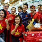 Lữ hành mở tour cổ vũ U23 Việt Nam Quang Hải chụp hình với các CĐV.